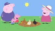 Peppa (3.v.l.) und Schorsch (2.v.l.) sind im Garten von Oma (r.) und Opa Wutz. Oma Wutz zeigt den Kindern ihre Hühner. Opa Wutz ist grummelig, weil jemand heimlich seinen Salat frisst.