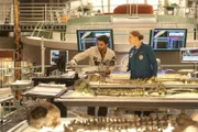 Rodolfo Fuentes (Ignacio Serricchio, l.); Brennan (Emily Deschanel, r.)