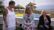 Jacky (li.), Nicole und Bianca (re.) beobachten amüsiert das Treiben ihrer Männer