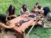 Im heutigen Georgien haben Archäologen eine 8.000 Jahre alte, steinzeitliche Siedlung ausgegraben. Die Funde lassen keinen Zweifel zu: Hier wurde in großem Stil Wein produziert.