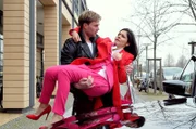 Timo Berg (Christopher Reinhardt) bringt seine Chefin Katja Rabe (Pegah Ferydoni) mit Verdacht auf einen Herzinfarkt in die Sachsenklinik. Pikant dabei: Katja hat mit Timo eine heimliche Affäre, die nun aufzufliegen droht, da natürlich Katjas Ehemann Paul informiert werden muss.