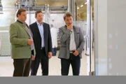 Die Cops (Igor Jeftic, m.; Michael A. Grimm, l.) können beweisen, dass der Tote mit der Waffe des Schwiegersohns (Peter Nitzsche, r.) erschossen wurde. War er auch der Täter?
