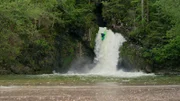 Kajakfahrer Rok Rozman stürzt sich an der Save in Slowenien einen Wasserfall hinab.