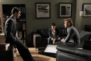 Luther Wainwright (Michael Rady, l.) ist der neue Boss des CBI. Und gleich der erste Fall, in dem er mit Patrick (Simon Baker, r.) und Teresa (Robin Tunney, M.) arbeitet, ist sehr heikel ...