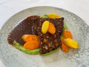 Nussbraten mit Erbsenpüree und glasierten Karotten.