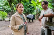 Großer Schock bei Cheftierärztin Dr. Elif Şahin (Neshe Demir, l. mit Komparse): Die künstliche Befruchtung bei Tapir-Weibchen Gaia hat endlich geklappt und nun das! Das Tier erleidet einen Abgang.