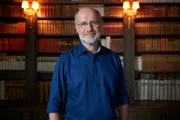 Prof. Harald Lesch steht in der Bibliothek von Schloss Jetzendorf, Oberbayern.