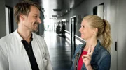 Jenny (Birte Hanusrichter) fragt Dr. Fischer (Max von Pufendorf) um Rat.