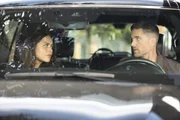 Angela (Alyssa Diaz) bietet Tim (Eric Winter) ihre Unterstützung bei der unautorisierten Verfolgung einer gefährlichen Person an, unbeeindruckt von der Gefahr, dadurch ihren Job zu verlieren.