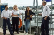 Lagebesprechung am Anleger (v.l.n.r.): Fahri Celik (Hassan Akkouch), Hanna Kowollik (Marie Schöneburg), Jasmin Sayed (Sesede Terziyan) und Axel Sommer (Oliver Breite).
