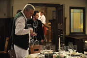 Joseph (Wilhelm Manske) entfernt die Gourmet-Dekoration. Ab jetzt gibt es wieder altbayerische Küche im Brunnerwirt.
