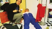 Dr. Stefan Frank (Sigmar Solbach, l.) leistet bei seinem Patienten Bernd Stricker (Klaus Dahlen) erste Hilfe, der nach Einnahme von Diätpillen kollabiert ist.