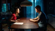 Leons (Sebastian Hülk, re.) Tochter Emila Pawlak (Matilda Jork, li.) wird zu einem Privatverhör geladen.