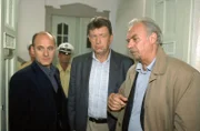 Robert Kolmaar (Ulrich Mühe, l.) und Joe Hoffer (Jörg Gudzuhn, M.) werden von dem zuständigen Polizeikollegen Karl Breez (Achim Wolff, r.) über die Todesursache von Christa Kalina informiert. Keiner glaubt mehr an die Unschuld von Klaus Mahlow.