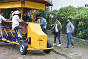 Fahri Yardim (2.v.r.) und Christian Ulmen (r.) werden zur Abiturfeier auf einem Biermobil eingeladen.