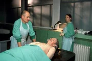 Dr. Robert Kolmaar (Ulrich Mühe) und Dr. Leilah Berg (Julia Jäger) obduzieren die Leiche des Geldboten, um etwas über die genaue Todesursache herauszufinden.
