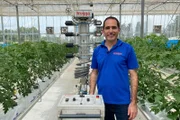 Roboter statt Hummeln im Tomatenanbau? Werden durch unsere Gewächshäuser also bald Roboter fahren? (im Bild: Arugga-Mitbegründer Iddo Geltner)