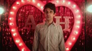 Adam (Ben Whishaw) wird alles zu viel. Paralysiert und erschlagen von seiner Situation, muss er auf die Bühne treten, um eine Rede zu halten. Doch dann schockiert er alle.