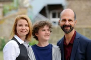 Annette (Annette Frier) bemerkt, dass sich Ingolf (Christoph Maria Herbst) intensiv um den 14-jährigen Waisenjungen Ole (Nico Kleemann) kümmert.