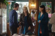 Rory (Alexis Bledel, M.) und Lorelai (Lauren Graham, r.) können es nicht fassen: Christopher (David Sutcliffe, l.) ist reich!