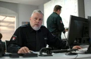 Helmut Husmann (Torsten Münchow, v. mit Komparse) ist zwar ein robuster Typ, verfügt dennoch über ein feines Gespür für die Schwingungen auf dem Revier.
