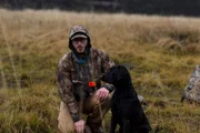 RJ Miller trainiert seinen Hund (National Geographic/Brian Murphy)