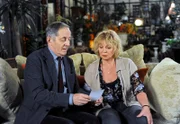 ARD ROTE ROSEN FOLGE 1189, Achim (Peter Rühring, l.) kritisiert Erikas (Madeleine Lierck-Wien, r.) Spontankauf des Wohnmobils.