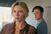 Birgit Reincke (Veronica Ferres) und Quirin Hofanger (Rafael Gareisen) gehen über das Hofgelände. Quirin hat wenige Stunden vor dem Mord mit Vincent telefoniert.