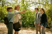 Am Tatort: Romy Heiland (Christina Athenstädt, 2.v.l.) will den Ablauf der unterstellten Tat genau überprüfen, Tilly Vogel (Sina Reiß, l.) gibt Richtung und Entfernung aller Beteiligten an, nach Beschreibung der Zeug*innen Ina (Liv Schulinus, r.) und Tobi (Oskar Brandt, 2.v.r.).