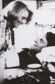 Auch wenn er gerne auf andere Frauen schaut, wirklich lieben tut der "Monaco Franze" (Helmut Fischer) nur seine Frau, Annette von Soettingen (Ruth Maria Kubitschek), die er liebevoll "Spatzl" nennt.
