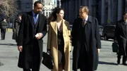 Det. Edward Green (Jesse L. Martin, li.) und Det. Lennie Briscoe (Jerry Orbach) im Gespräch mit Estrada (Lucia Brawley).
