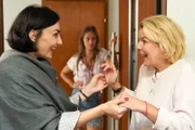Ohne Ankündigung steht plötzlich Evas (Mirja Boes, r.) alte Freundin Claudia (Mimi Fiedler, l.) vor der Tür. Auch Toni (Sina Tkotsch) ist von ihrem Besuch überrascht.