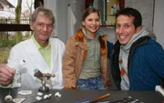 Willi, mit dem Augenprothetiker Arnold Greiner (links) und der 10-jährigen Hannah, die das räumliche Sehen erst wieder erlernen musste.