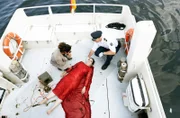 Jasmin Sayed (Sesede Terziyan, l.) und Wolf Maletzke (Christoph Grunert, r.) untersuchen die Tote auf der Silbermöwe. Wolf entdeckt ein Wunde am Kopf.