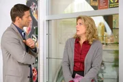 Überrascht stellt Sven Hansen (Igor Jeftic, l.) fest, dass Martina Miesbach (Isabella Schmid, r.) ein Verhältnis mit dem Opfer hatte.