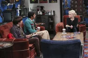 Als Raj (Kunal Nayyar, M.) und Howard (Simon Helberg, l.) der hübschen Claire (Alessandra Torresani, r.) bei einem Projekt helfen sollen, verguckt sich Raj in die intelligente Drehbuchautorin.