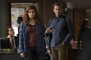 Eine Leiche am Valentinstag und eine verschollene Frau erinnern Laura (Debra Messing, l.) und Jake (Josh Lucas, r.) an einen Fall von vor zwanzig Jahren.