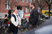 Ronja (Theresa Traser) möchte sich heimlich mit ihrem Trauma konfrontieren, um das Erlebte zu verarbeiten. Rechts Henry (Maxim Agne)
