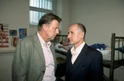Uneinig sind sich Joe Hoffer (Jörg Gudzuhn, l.) und Dr. Robert Kolmaar (Ulrich Mühe, r.), was die Todesursache des toten Häftlings angeht. Robert Kolmaar glaubt an einen Selbstmord und somit an die Unschuld des Mithäftlings.