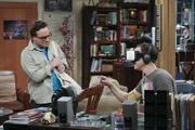"The Big Bang Theory", "Die Hütte im Wald." Vor kurzem wurde wissenschaftlich belegt, dass Outdoor-Aktivitäten die Intelligenz steigern. Leichtfertig lässt sich Sheldon deshalb von Amy überreden, gemeinsam mit Leonard und Penny einen Ausflug in den nahen Wald zu unternehmen. Dort besitzt eine Bekannte eine Hütte, in der sie übernachten wollen. Kaum in der Natur angekommen, jagt eine Peinlichkeit jedoch die nächste. Derweil bemüht sich Raj in Howards Augen etwas zu sehr darum, Bernadette die Schwangerschaft so angenehm wie möglich zu gestalten.Im Bild (v.li.): Johnny Galecki (Leonard Hofstadter), Jim Parsons (Sheldon Cooper).