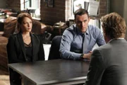 Ein neuer Fall beschäftigt Grace (Amanda Righetti, l.), Wayne (Owain Yeoman, 2.v.l.) und Patrick (Simon Baker, r.) ...