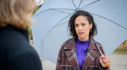 Nicole (Dionne Wudu, hinten) ist irritiert, als Michael (Erich Altenkopf, vorne) ungewöhnlich hart auf Yvonne und Eriks Trennung reagiert.