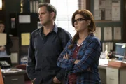 Jake (Josh Lucas, l.) und Laura (Debra Messing, r.) bekommen es mit einem Mordfall zu tun, der sehr einer Mordserie des Killers St. Valentine gleicht, der vor 20 Jahren aktiv war, aber damals eigentlich schon gefasst wurde ...