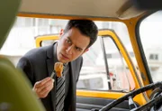 Agent Aubrey (John Boyd) stellt fest, dass es der ermordete Fastfood-Kritiker mit der Sauberkeit in dem Spice-Mobil offenbar nicht besonders genau genommen hat.