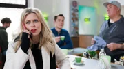 Ringo (Timothy Boldt, hinten) schnappt überrascht auf, dass Patrizia (Miriam Lahnstein) die Schillerallee verlassen will. Rechts Roger Schmitz (Ramon Ademes)