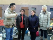 Trödelexperte Mauro Corradino (li.) steht Ute (2.v.li.), Lilly (2.v.re.) und Nina (re.) mit Rat und Tat zur Seite