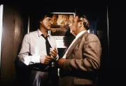 Kommissar Münchinger (Helmut Fischer, links) hat Glück: der neueste Fall, mit dem ihm sein Chef Dr. Göberl (Gustl Bayrhammer) betraut, dreht sich um Schutzgelderpressungen in italienischen Restaurants. Gibt es eine besseren Vorwand für den "Monaco Franze", mal wieder mit seinen Freundinnen italienisch essen zu gehen?