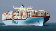 Einstein Frachtschiffe: Welcher Treibstoff macht die Schiffe nachhaltiger? Grosses Frachtschiff beladen mit Containers auf offener See