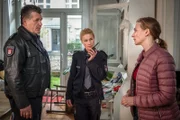 Als Hans (Bruno F. Apitz, l.) und Franzi (Rhea Harder-Vennewald, M.) Maren Schäfer (Jana Klinge, r.) nach Hause bringen, müssen sie feststellen, dass in die Wohnung der Schäfers eingebrochen wurde.