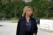 Birgit Reincke (Veronica Ferres) steigt aus dem Wagen und geht zum Jagverein.